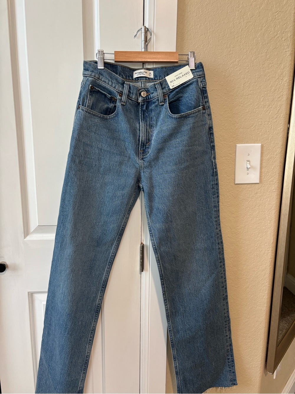 Abercrombie High Rise 90’s Relaxed Jeans in Medium Blue 🆕